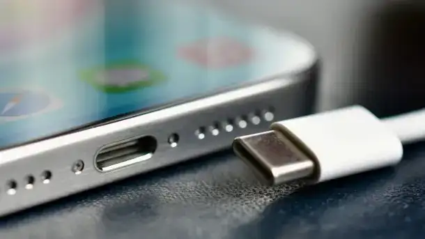   USB-C gibt es erst seit dem vergangenen Jahr in neuen iPhones.  (Bild: Sebastian Trepesch) 